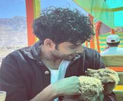 The actor is an animal lover and it seems that the animal also loves his company.